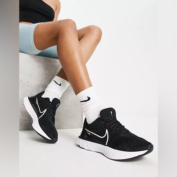Nike Running React Infinity Run Flyknit 3 Sneaker Black and White Size 7